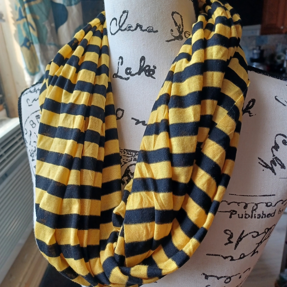 Accessorize Me infinity scarf NWT